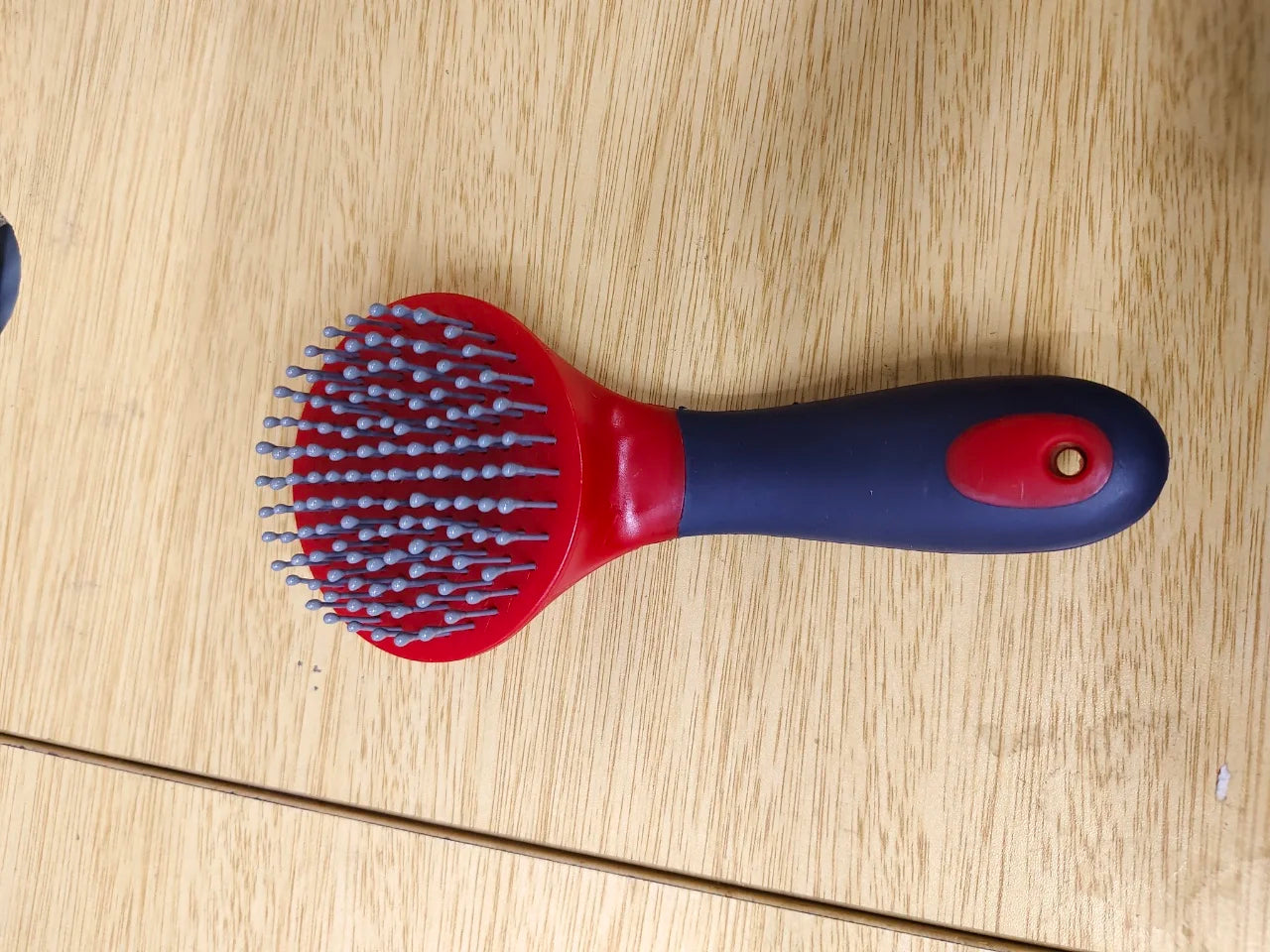 Horse Mane & Tail Brush — Round, Soft Rubber Grip, Needle Bristles